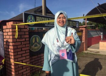 NOR IDAYU Hashim selesai mengundi di SMK Tanjung Gemok di Rompin, Pahang. - UTUSAN/ DIANA SURYA ABD WAHAB