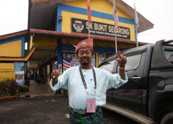 HAMZAH Abd. Rahman selepas selesai mengundi pada PRU15 Parlimen Padang Serai di SK Bukit Selarong, Kulim. -UTUSAN/SHAHIR NOORDIN