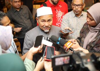 TUAN Ibrahim Tuan Man (tengah) ditemui pemberita selepas Majlis Sambutan Hari Kelantanku Bersih Tahun 2022 Dan Pelancaran Dasar Kelantanku Bersih di Kota Bharu, Kelantan hari ini.UTUSAN/KAMARUL BISMI KAMARUZAMAN.