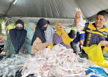 ORANG RAMAI ramai yang mendapatkan barangan keperluan di Bandar Gua Musang, Kelantan semalam. 
– UTUSAN/AIMUNI TUAN LAH