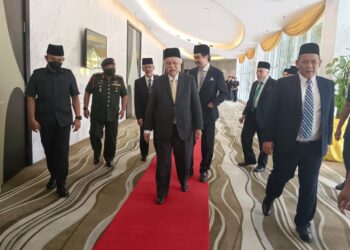 TUANKU Muhriz Ibni Almarhum Tuanku Munawir berangkat hadir ke taklimat pencapaian Majlis Agama Islam Negeri Sembilan (MAINS) yang diadakan di Port Dickson hari ini.-UTUSAN/ZAKKIN WATI AHMAD TARMIZI.