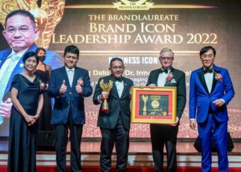 IRMOHIZAM (tengah ) menerima anugerah  BrandLeadership di ibu negara semalam.