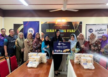 PARA guru Sekolah Kebangsaan Taman Melawati, Kuala Lumpur menerima pek makanan daripada EB Frozen Foods hari ini.