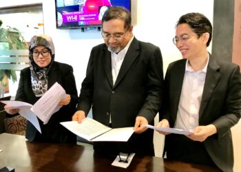 HISHAM Fauzi (tengah) bersama dua lagi rakannya melihatkan dokumen berkaitan kes mahkamah isu kunci tayar di Hotel Habib, Kota Bharu, Kelantan hari ini.-UTUSAN/ ROSLIZA MOHAMED