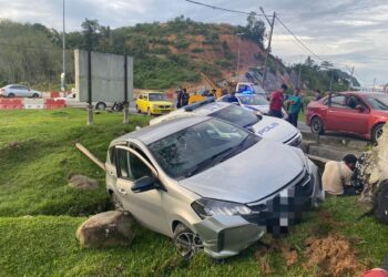 KENDERAAN yang membawa lari lima PATI warga Myanmar ditahan pihak polis di Gua Musang, Kelantan, semalam. - UTUSAN/IHSAN POLIS