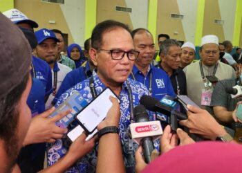 WAN ROSDY Wan Ismail (tengah) ketika ditemui pemberita selepas Mohd. Johari Hussain diumumkan menang PRU15 DUN Tioman di Dewan Jubli Perak Sultan Haji Ahmad Shah di Rompin, Pahang.
