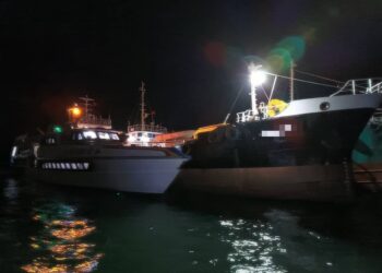 FERI penumpang dan kapal tangki yang ditahan selepas melakukan aktiviti pemindahan minyak tanpa kebenaran di perairan Langkawi.