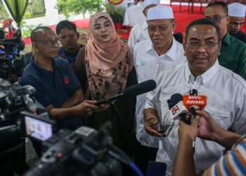 MUHAMMAD Sanusi Md. Nor (kanan) dalam sidang akhbar selepas merasmikan Majlis Penutup Jelajah Kedah Sejahtera Daerah Kubang Pasu di Masjid Haji Ismail, Batu 18, Jitra. -UTUSAN/MOHD RAFIE AZIMI