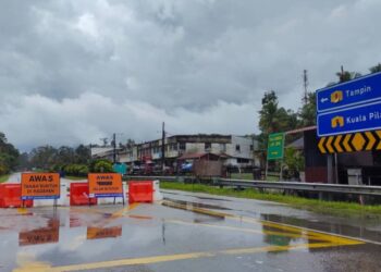 JALAN Tampin- Kuala Pilah-Manchis, di Kuala Pilah ditutup bermula pukul 11.30 pagi tadi berikutan terdapat cerun runtuh di laluan berkenaan.-UTUSAN/ NOR AINNA HAMZAH.