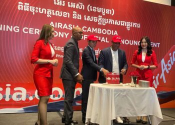 TONY FERNANDES (dua dari kanan) memotong kek sempena ulang tahun ke-21 AirAsia pada majlis menandatangani perjanjian dan pengumuman rasmi AirAsia Cambodia di Hotel Rosewood, Phnom Penh di sini hari ini.