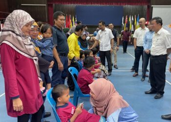 FADHLINA Sidek (duduk) dan Chow Kon Yeow (kanan) pada majlis Program Khatan Perdana Jawi di Nibong Tebal, Pulau Pinang hari ini. - UTUSAN/SITI NUR MAS ERAH AMRAN