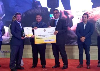 RAIS Yasin (tiga dari kiri) menyampaikan anugerah emas kepada wakil Universiti Teknikal Malaysia Melaka (UTeM) yang memenangi Kategori Pembudayaan Hijau pada Anugerah Hijau Melaka 2022 di Ayer Keroh, Melaka. - UTUSAN/AMRAN MULUP