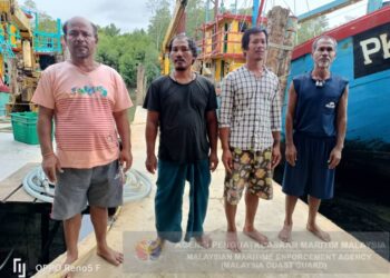 EMPAT nelayan warga Thailand yang dilaporkan hilang selepas bot mereka karam ditemuakn selamat di perairan dekat Pulau Talang, Segari dekat Lumut semalam. - UTUSAN