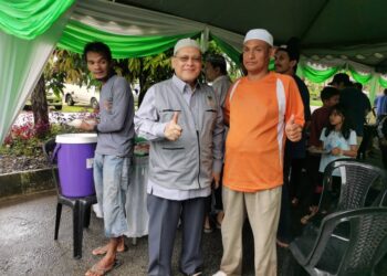 MOHD. Amar Nik Abdullah (kiri) bergambar dengan penduduk yang hadir pada majlis jamuan kesyukuran Dewan Undangan Negeri (DUN) Panchor di Kota Bharu, Kelantan. - UTUSAN/ROSALWANI CHE SOH
