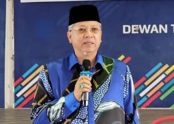 ANNUAR Musa ketika berucap pada Majlis Perjumpaan Khas Ketua-Ketua Cawangan UMNO Bahagian Ketereh di Kompleks Yayasan Kemiskinan Kelantan, Padang Kala, Ketereh, Kelantan hari ini. - UTUSAN/MUSTAQIM MOHAMED
