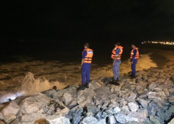 ANGGOTA APM Terengganu memantau fenomena air pasang besar di Pantai Seberang Takir, Kuala Nerus, Terengganu. - UTUSAN/TENGKU DANISH BAHRI TENGKU YUSOFF