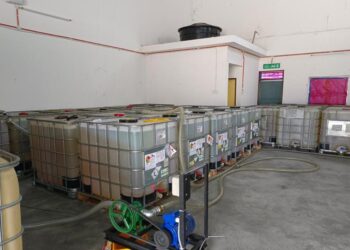 TANGKI petak berisi minyak diesel bersubsidi disita dalam serbuan oleh KPDN di sebuah premis di Kawasan Perindustrian Anson, Teluk Intan semalam. - UTUSAN/IHSAN KPDN