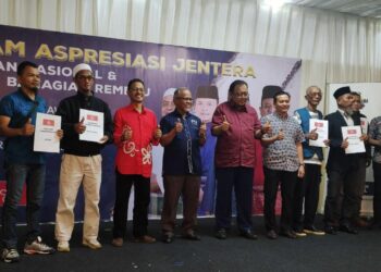 EDDIN Syazlee Shith (lima dari kiri) bersama Rafiei (empat dari kiri) dan Mohd. Nazree (enam dari kiri) menerima borang penubuhan cawangan Bersatu dan keahlian dari wakil cawangan pada Majlis Apresiasi Jentera PN Bahagian Rembau di Senawang, Seremban malam tadi.-UTUSAN/NAZARUDIN SHAHARI.