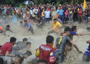 TUANKU Muhriz Ibni Almarhum Tuanku Munawir mencemar duli melihat acara menangkap itik sempena Pesta Bola Ngoca Negeri Sembilan 2022 yang diadakan di Perkampungan Budaya Terachi, Kuala Pilah, hari ini.-UTUSAN/MOHD. SHAHJEHAN MAAMIN