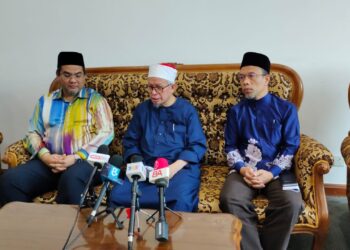 ZULKIFLI Mohamad al-Bakri (tengah) dalam sidang akhbar Majlis Khatam Quran OKU 2022 di Kompleks Islam Tuanku Muhriz, USIM, di sini, hari ini. UTUSAN/NOR AINNA HAMZAH