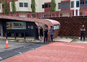 NAJWAN Halimi (tengah) ketika membuat tinjauan ke atas bonggol tersebut dekat Persiaran Tun Arshad Ayub, di Shah Alam, Selangor semalam.-UTUSAN / MOHAMAD NAUFAL MOHAMAD IDRIS