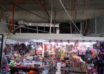 KEADAAN siling runtuh di Bazar Kraftangan di Dataran Pahlawan, Banda Hilir, Melaka. - UTUSAN/AMRAN MULUP