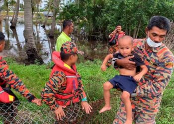 ANGGOTA bomba dan penyelamat dibantu APM Pekan memindahkan 10 keluarga dari Kampung Cenderawasih, Sungai Miang ke PPS Sekolah Kebangsaan Sinar Mutiara di Pekan, Pahang.