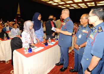 MOHAMMAD Hamdan Wahid (tiga dari kanan) beramah mesra dengan  peserta seminar pada majlis Perasmian Seminar Undang-Undang Kecil Bangunan Seragam Zon Selatan di Pusat Konvokesyen Antarabangsa Persada, Johor Bahru disini.-UTUSAN/RAJA JAAFAR ALI