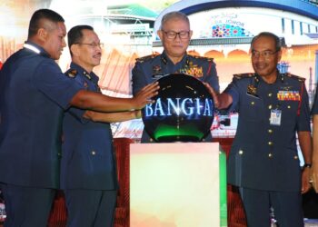 MOHAMMAD Hamdan Wahid melakukan gimik perasmian pada majlis Perasmian Seminar Undang-Undang Kecil Bangunan Seragam Zon Selatan di Pusat Konvokesyen Antarabangsa Persada, Johor Bahru disini.-UTUSAN/RAJA JAAFAR ALI