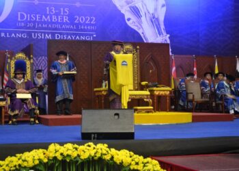TUANKU Aishah Rohani Almarhum Tengku Besar Mahmud bertitah ketika Majlis Konvokesyen USIM Ke-20 di Dewan Tuanku Canselor, USIM, Nilai, Seremban hari ini.-UTUSAN/ZAKKINA WATI AHMAD TARMIZI.