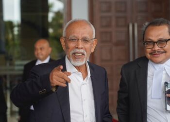 SHAHRIR Ab. Samad hadir di Mahkamah Tinggi Kuala Lumpur bagi perbicaraan kes gagal mengisytiharkan pendapatan RM1 juta yang diterima daripada Najib Tun Razak.-UTUSAN/SHIDDIEQIN ZON