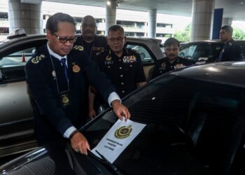 ZAILANI Hashim menunjukkan kereta yang disita dalam Op Ulat di Balai Ketibaan KLIA, Sepang, Selangor. - UTUSAN/FAISOL MUSTAFA