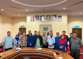 AZLAN Man (tengah) bersama calon-calon Barisan Nasional (BN) Perlis dalam PRU15, baru-baru ini.