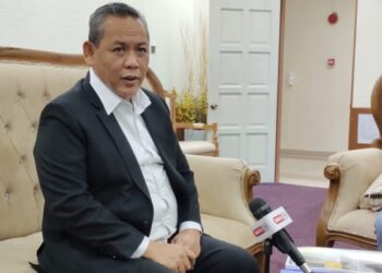 AMINUDDIN Harun dalam sidang akhbar selepas mempengerusikan Mesyuarat Mingguan Exco di Wisma Negeri, Seremban hari ini.-UTUSAN/BADRUL HAFIZAN MAT ISA.