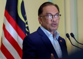 ANWAR Ibrahim ketika sidang akhbar selepas Mesyuarat Kabinet di Pejabat Perdana Menteri, Putrajaya. - UTUSAN/FAISOL MUSTAFA