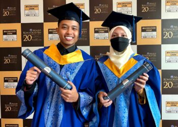 MUHAMMAD Zulfaqar Rosli dan isterinya, Fatin Najihah Zulkefli bergambar selepas menerima Ijazah Sarjana Muda Fiqh dan Fatwa sempena Majlis Konvokesyen Ke-20 USIM di Dewan Tuanku Canselor, USIM, Nilai, Seremban hari ini.-UTUSAN/ZAKKINA WATI AHMAD TARMIZI.