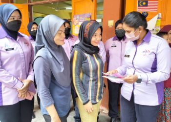 KAVITHA NADARAJAH(kanan) bersama skuad Amanita  mendekati  mangsa banjir di PPS SK Sri Kiambang, Pasir Mas, Kelantan hari ini-UTUSAN/ROHANA ISMAIL