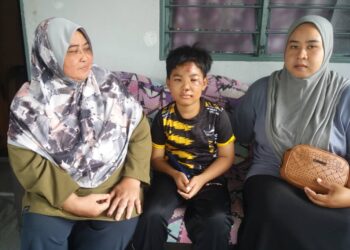 FAIZAH Mat Sam (kiri) melihat keadaan Shah Faraz dan Noraziera yang cedera dalam insiden itu di kediamannya di Kampung Bukit Kuching, Jeram, di Kuala Selangor, Selangor. UTUSAN / ISKANDAR SHAH MOHAMED