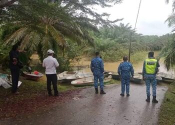 ANGGOTA APM memantau kawasan banjir di Bera, Pahang. - FOTO IHSAN APM PAHANG