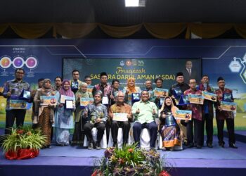 MUHAMMAD Sanusi Md. Nor (duduk, dua kanan) bergambar bersama para pemenang Majlis ASDA di Ibu Pejabat Mada, Alor Setar.