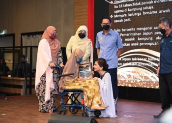 CHE Puan Muda Zaheeda Mohamad Ariff (kanan) menyampaikan Anugerah Khas Warga Emas Paling Tua kepada Mardzi Abu Bakar sempena Sambutan Hari Kanak-Kanak Sedunia, Hari Orang Kurang Upaya dan Hari Warga Emas Peringkat Kedah 2022 di Alor Setar.