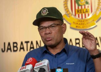 SAIFUDDIN Nasution Ismail pada sidang akhbar selepas mengadakan lawatan ke Jabatan Sukarelawan Malaysia (RELA) di Kompleks D, Putrajaya di sini, hari ini.-FAISOL MUSTAFA
