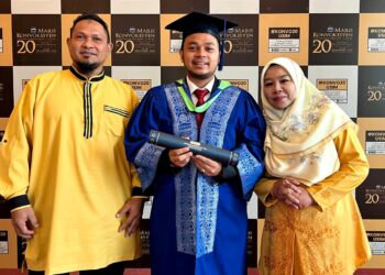 AIMAN Ridhwan Mohamad Ramlan berama bersama ibunya, Umi Kalsom Sukri dan bapanya, Mohamad Ramlan Dali pada Majlis Konvokesyen Ke-20 USIM di Dewan Tuanku Canselor, USIM, Nilai, Seremban hari ini.-UTUSAN/ZAKKINA WATI AHMAD TARMIZI.