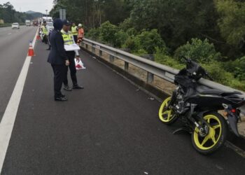 KEADAAN motosikal mangsa yang maut dalam kejadian di Kilometer 231.9, Lebuhraya Utara-Selatan (arah Utara), Rembau pagi tadi.