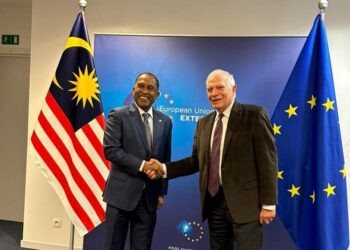 ZAMBRY Abdul Kadir menyantuni Josep Borrell Fontelles ketika sela Sidang Kemuncak Peringatan ASEAN-EU di Brussels, Belgium semalam. - Ihsan Wisma Putra