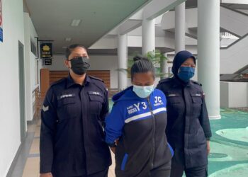 TERTUDUH wanita diiring keluar anggota polis selepas mengaku tidak bersalah di Mahkamah Sesyen, Ayer Keroh, Melaka atas pertuduhan mendedahkan bayi lelaki berusia dua tahun kepada bahaya sehingga maut.
