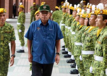 SAIFUDDIN Nasution Ismail ketika mengadakan lawatan ke Jabatan Sukarelawan Malaysia (RELA) di Kompleks D, Putrajaya di Putrajaya hari ini yang turut dihadiri Ketua Pengarah RELA, Datuk Yahya Sulaiman (kiri).
-UTUSAN/FAISOL MUSTAFA