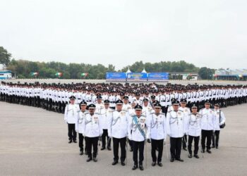 MUHAMAD Zaki Harun (hadapan) bersama pegawai dan 497 orang pelatih Program Latihan Asas Kepolisan (PLAK) Konstabel Siri 3/2022 yang tamat latihan mereka di Pulapor, Air Hitam, Jempol hari ini.