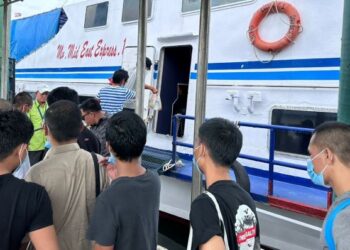 PATI warganegara Indonesia yang diusir keluar dari Pelabuhan Tawau, Sabah hari ini