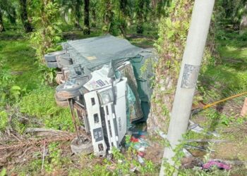 LORI dipandu S. Tharvin terbabas melanggar pokok sawit menyebabkan pemandunya maut dan kelindan patah kaki kiri dalam kemalangan di Kilometer 8, Jalan Sungai Koyan - Raub di Lipis, Pahang. IHSAN IPD LIPIS